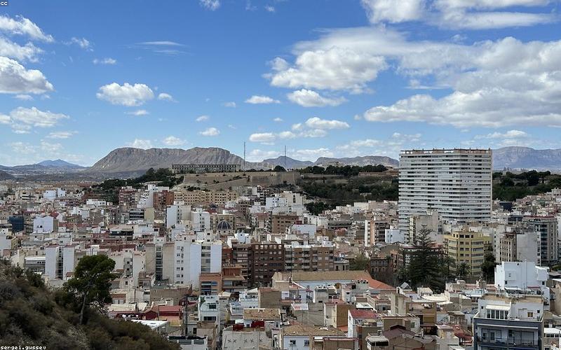 طائرة في مطار أليكانتي